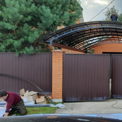 Навес для машины из поликарбоната