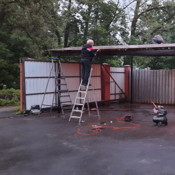 Навес для машины из поликарбоната