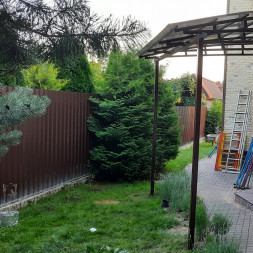 Навес для машины из поликарбоната