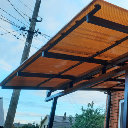 Навес для машины из поликарбоната