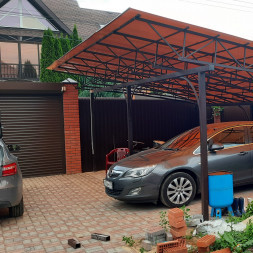 Навес для машины из поликарбоната