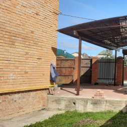 Навес для машины из поликарбоната