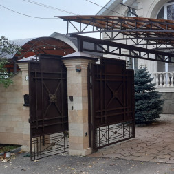 Навес для машины из поликарбоната