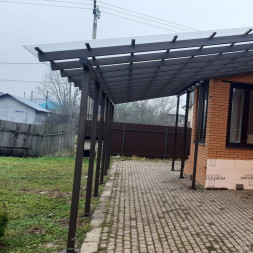 Навес для машины из поликарбоната