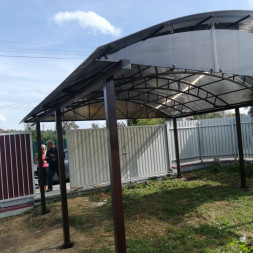 Навес для машины из поликарбоната