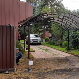 Навес для машины из поликарбоната