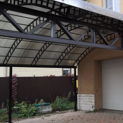 Навес для машины из поликарбоната