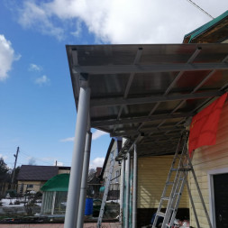 Навес для машины из поликарбоната